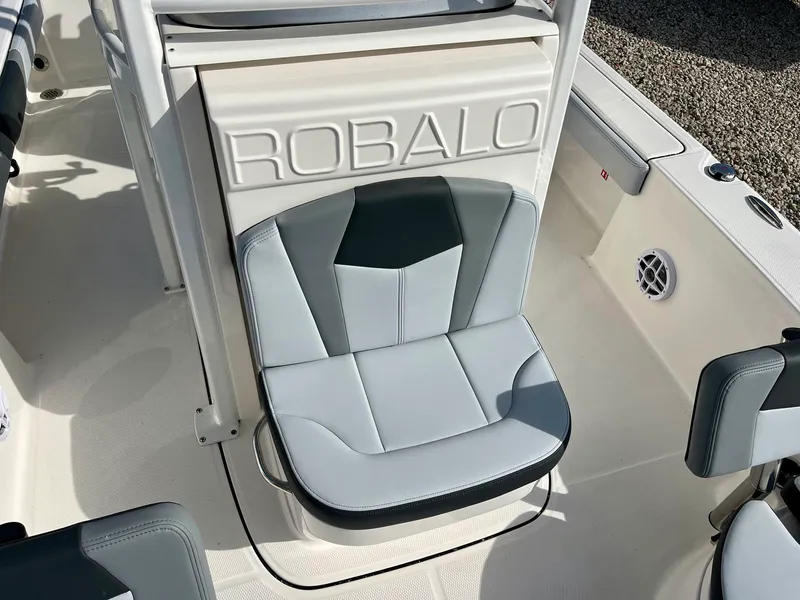 Slide: The Image of Robalo 226 2026 - 19