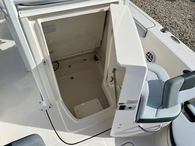 Slide: The Image of Robalo 226 2026 - 20