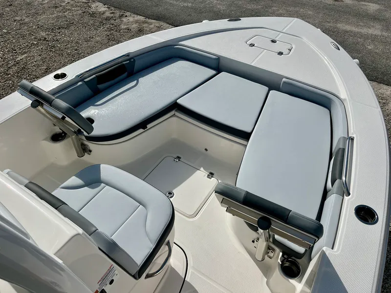 Slide: The Image of Robalo 226 2026 - 21