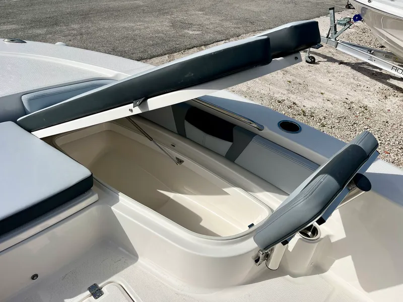 Slide: The Image of Robalo 226 2026 - 22