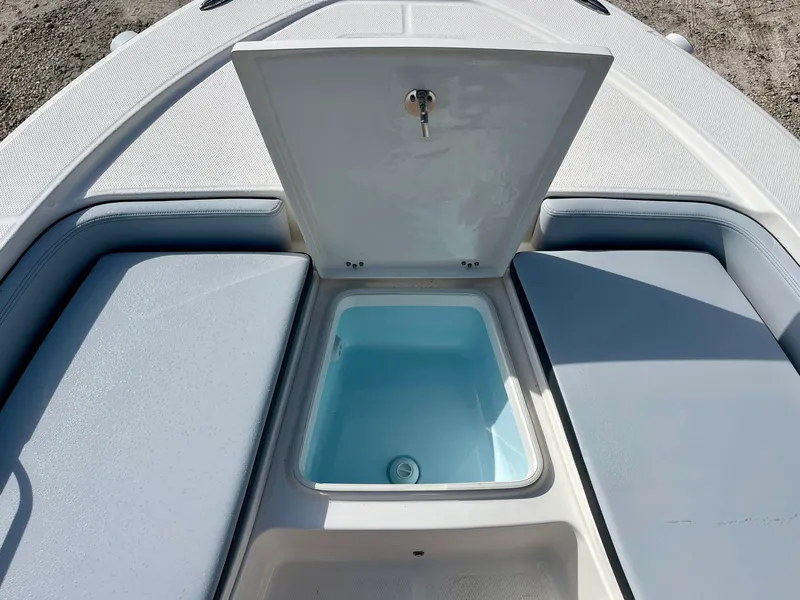 Slide: The Image of Robalo 226 2026 - 23