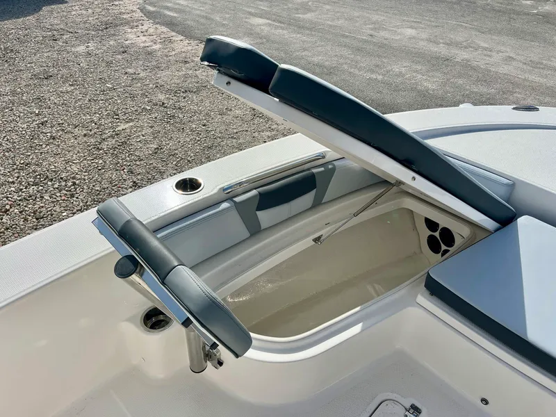 Slide: The Image of Robalo 226 2026 - 24