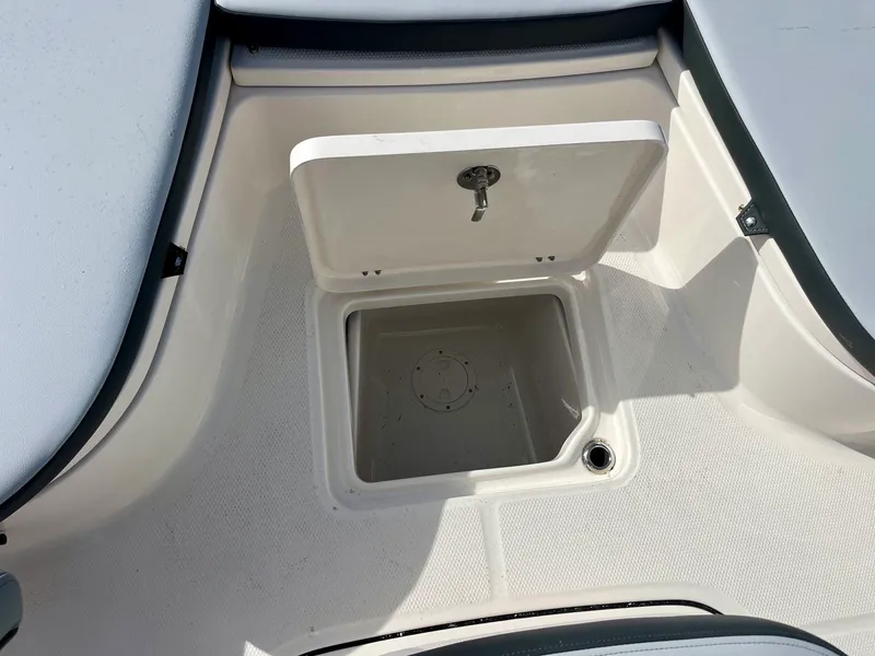 Slide: The Image of Robalo 226 2026 - 25