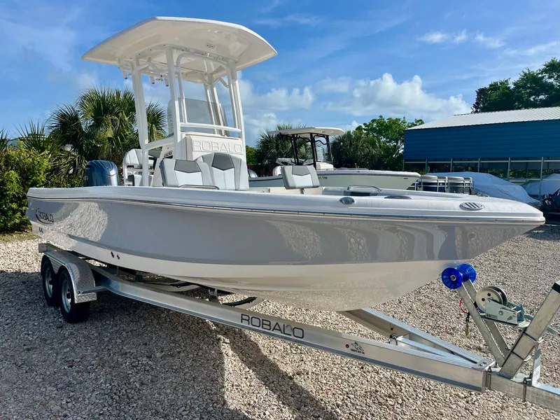 Slide: The Image of Robalo 226 2026 - 3