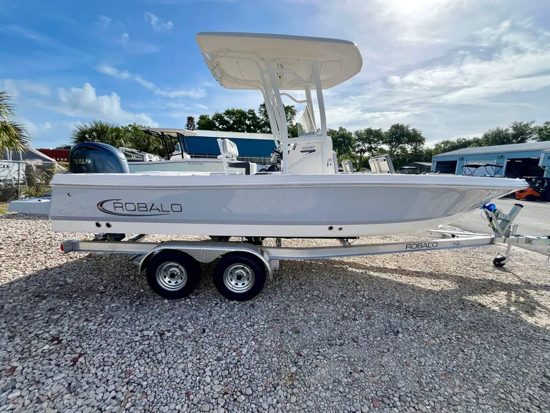 Slide: The Image of Robalo 226 2026 - 4