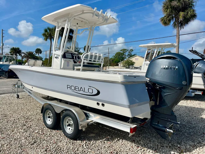 Slide: The Image of Robalo 226 2026 - 7