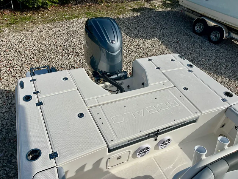 Slide: The Image of Robalo 226 2026 - 8