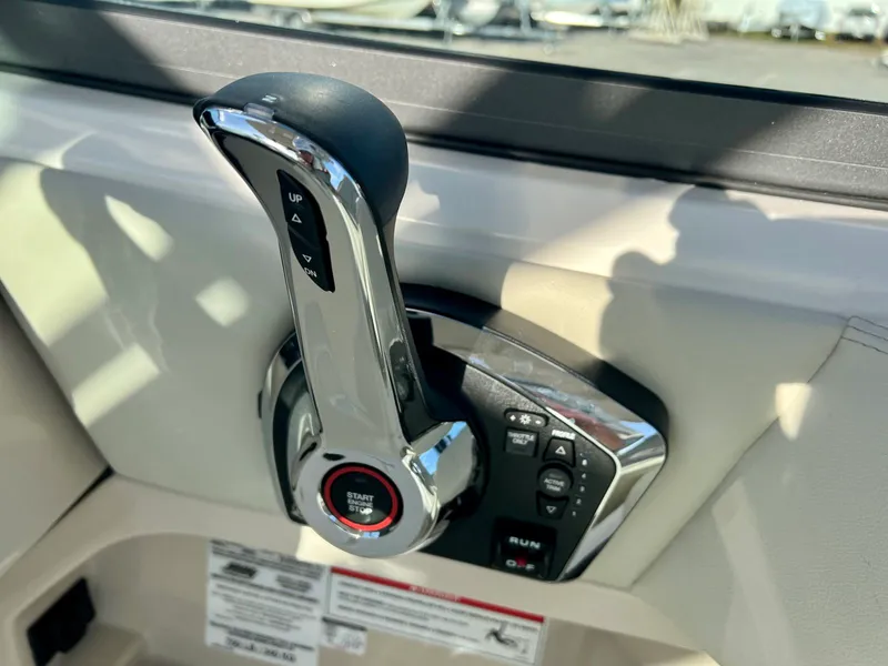 Slide: The Image of Boston whaler 24VNT 2025 - 23