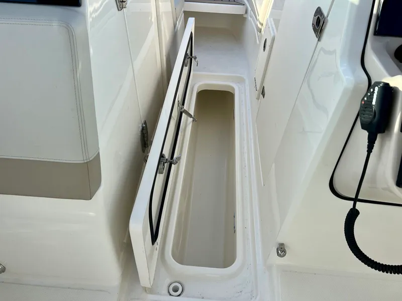 Slide: The Image of Boston whaler 24VNT 2025 - 24