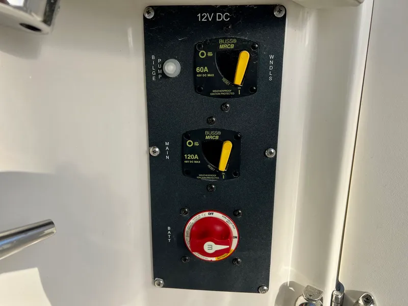 Slide: The Image of Boston whaler 24VNT 2025 - 26