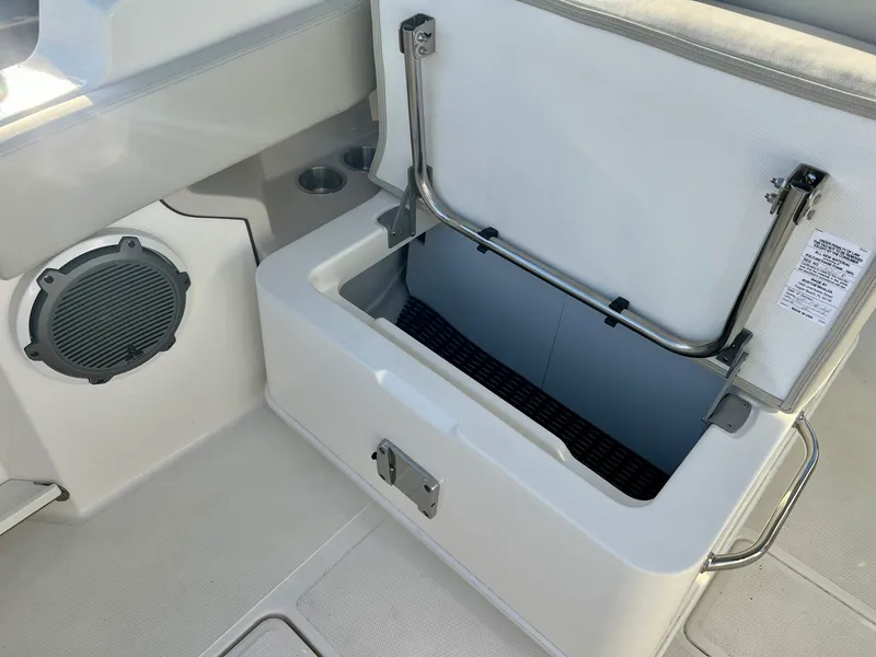 Slide: The Image of Boston whaler 24VNT 2025 - 31