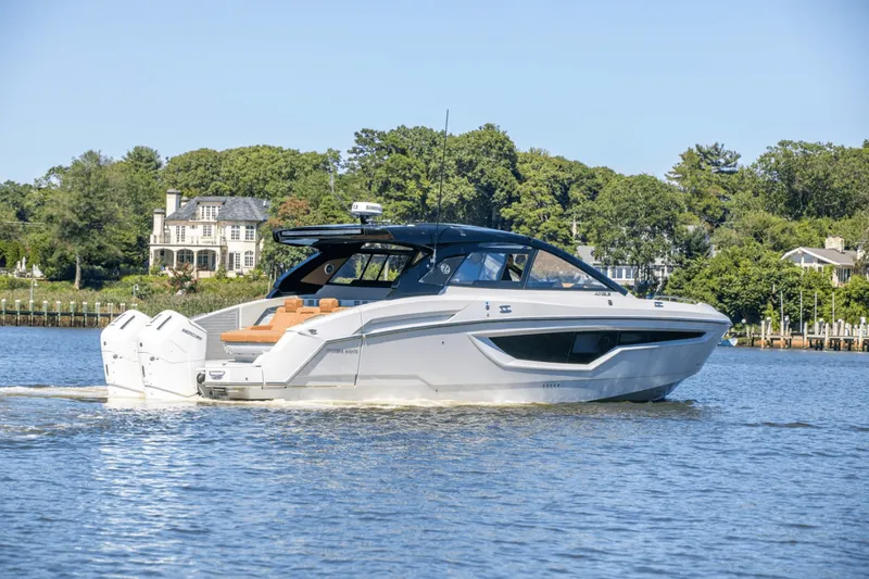 Slide: The Image of Cruisers 42 GLS South Beach Outboard 2024 - 13