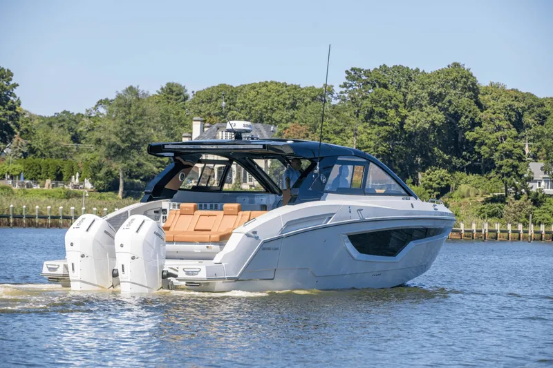 Slide: The Image of Cruisers 42 GLS South Beach Outboard 2024 - 17