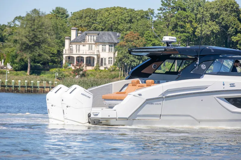 Slide: The Image of Cruisers 42 GLS South Beach Outboard 2024 - 20