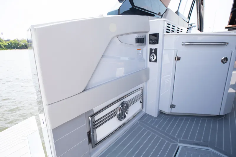 Slide: The Image of Cruisers 42 GLS South Beach Outboard 2024 - 32