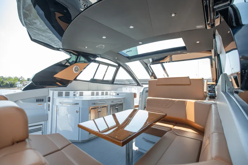 Slide: The Image of Cruisers 42 GLS South Beach Outboard 2024 - 37