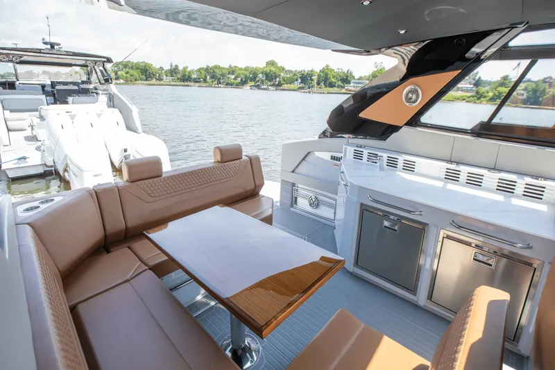 Slide: The Image of Cruisers 42 GLS South Beach Outboard 2024 - 38