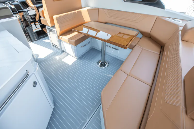 Slide: The Image of Cruisers 42 GLS South Beach Outboard 2024 - 39