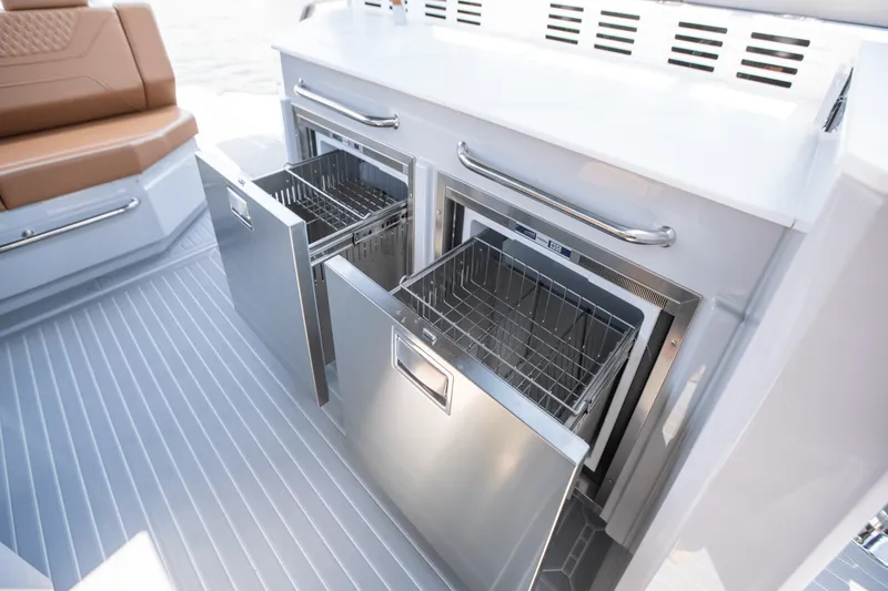 Slide: The Image of Cruisers 42 GLS South Beach Outboard 2024 - 44