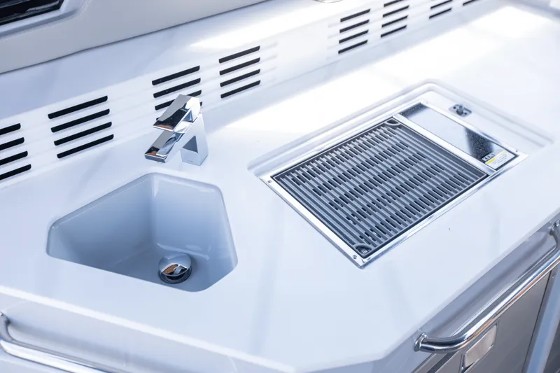 Slide: The Image of Cruisers 42 GLS South Beach Outboard 2024 - 46