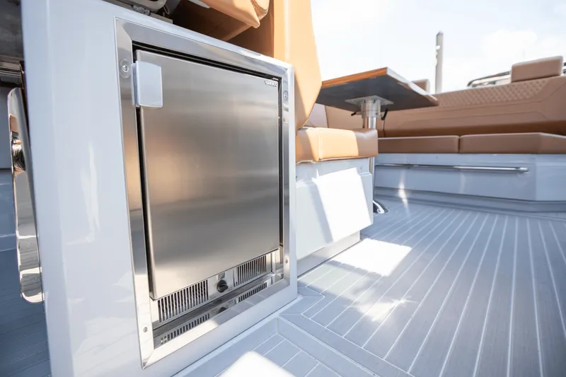 Slide: The Image of Cruisers 42 GLS South Beach Outboard 2024 - 47