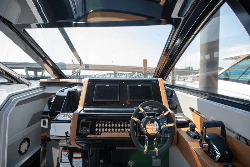 Slide: The Image of Cruisers 42 GLS South Beach Outboard 2024 - 50