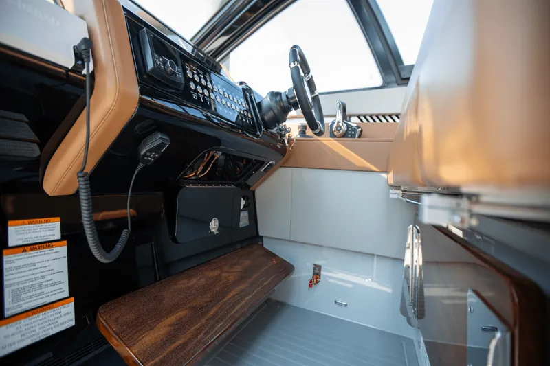 Slide: The Image of Cruisers 42 GLS South Beach Outboard 2024 - 51