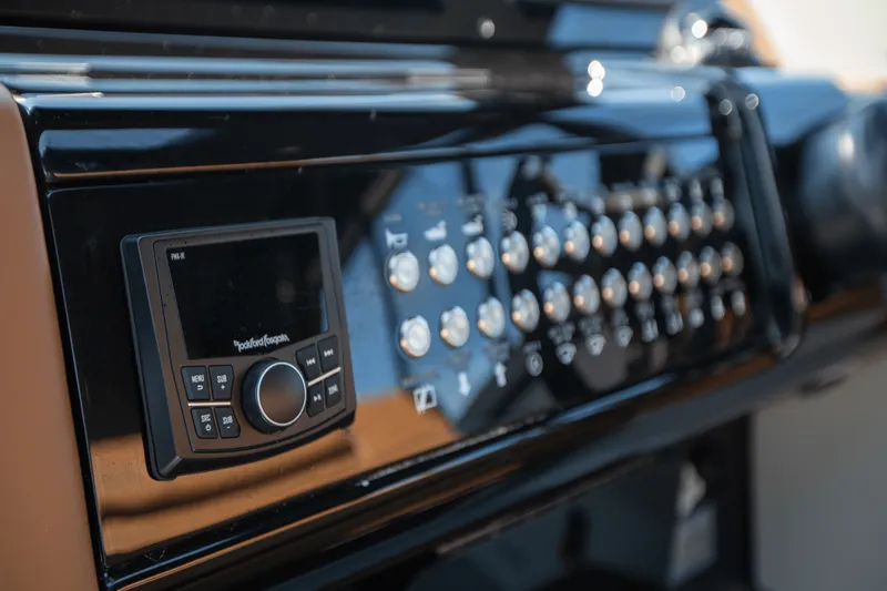 Slide: The Image of Cruisers 42 GLS South Beach Outboard 2024 - 53