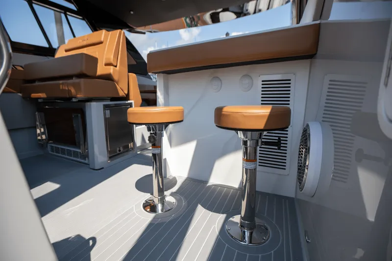 Slide: The Image of Cruisers 42 GLS South Beach Outboard 2024 - 61