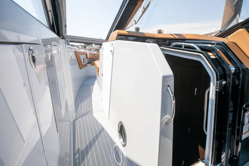 Slide: The Image of Cruisers 42 GLS South Beach Outboard 2024 - 64