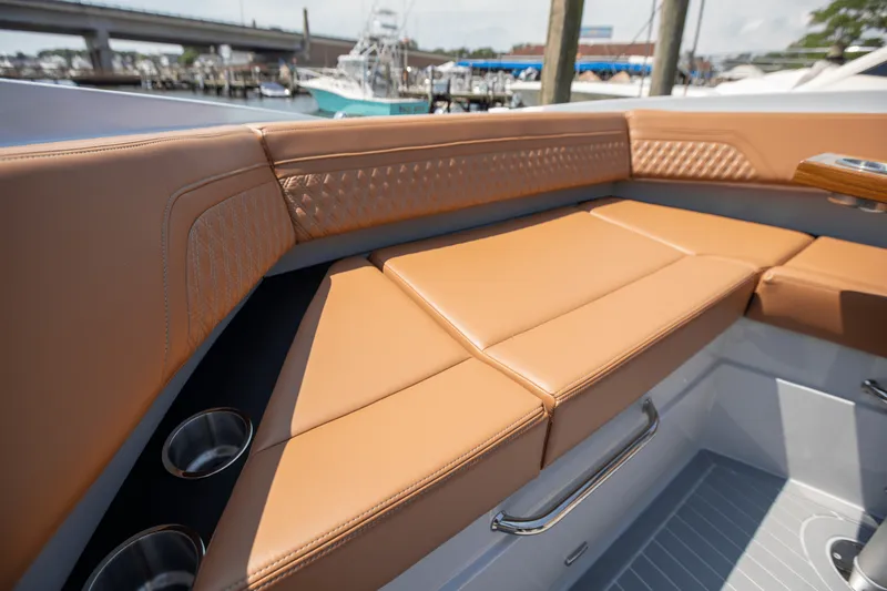 Slide: The Image of Cruisers 42 GLS South Beach Outboard 2024 - 83