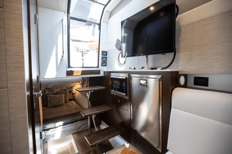 Slide: The Image of Cruisers 42 GLS South Beach Outboard 2024 - 85