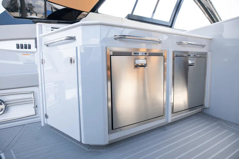 Slide: The Image of Cruisers Yachts 42 GLS South Beach Outboard 2024 - 43