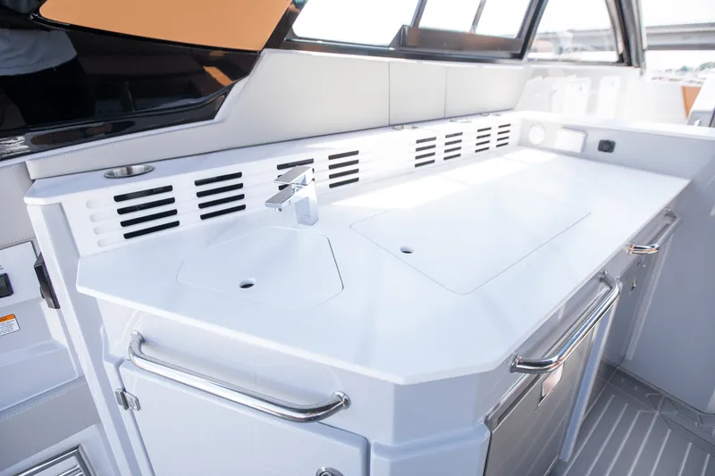 Slide: The Image of Cruisers Yachts 42 GLS South Beach Outboard 2024 - 45