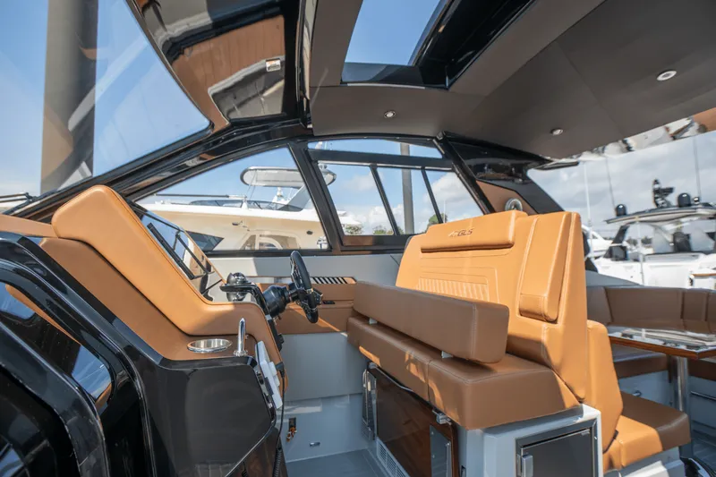 Slide: The Image of Cruisers Yachts 42 GLS South Beach Outboard 2024 - 58