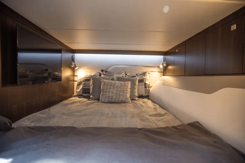 Slide: The Image of Cruisers Yachts 42 GLS South Beach Outboard 2024 - 66