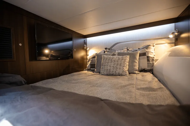 Slide: The Image of Cruisers Yachts 42 GLS South Beach Outboard 2024 - 69