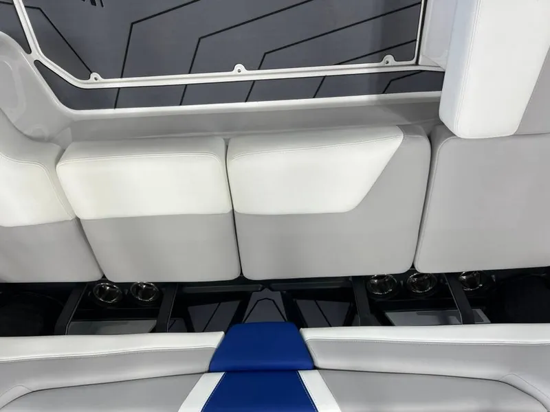 Slide: The Image of Malibu 21 LX 2026 - 14