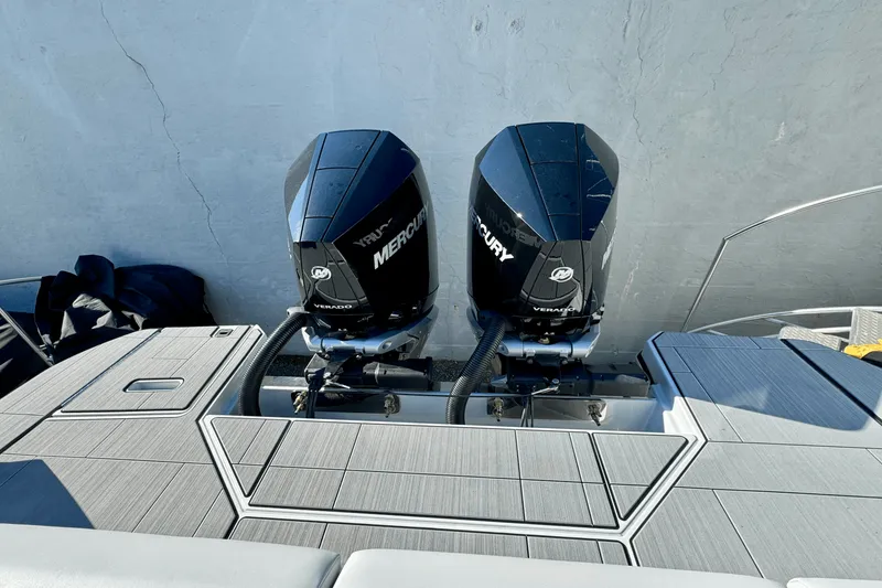 Slide: The Image of Aviara AV32 Outboard 2024 - 1