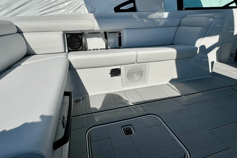 Slide: The Image of Aviara AV32 Outboard 2024 - 10