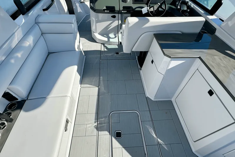 Slide: The Image of Aviara AV32 Outboard 2024 - 11