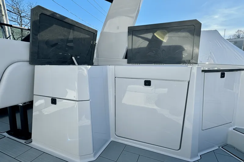 Slide: The Image of Aviara AV32 Outboard 2024 - 15