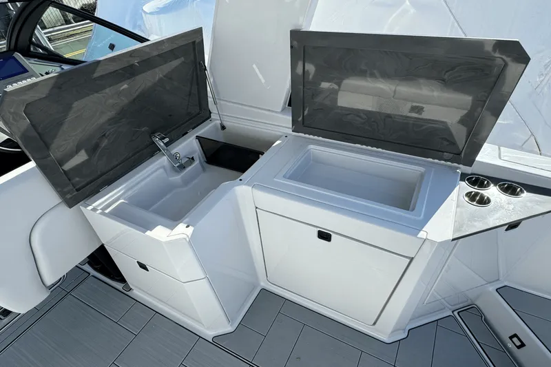 Slide: The Image of Aviara AV32 Outboard 2024 - 16