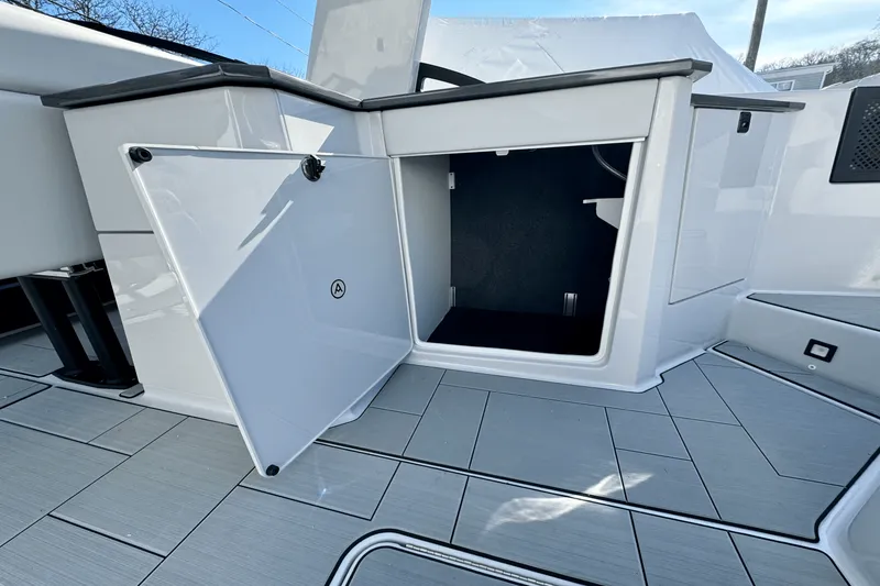 Slide: The Image of Aviara AV32 Outboard 2024 - 17