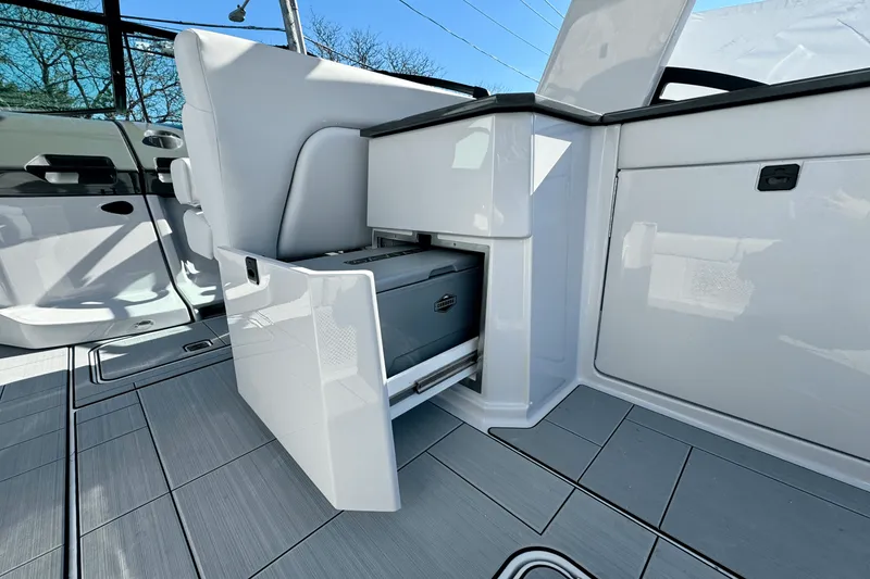 Slide: The Image of Aviara AV32 Outboard 2024 - 18