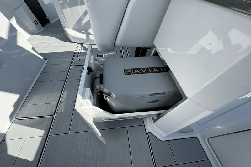 Slide: The Image of Aviara AV32 Outboard 2024 - 19