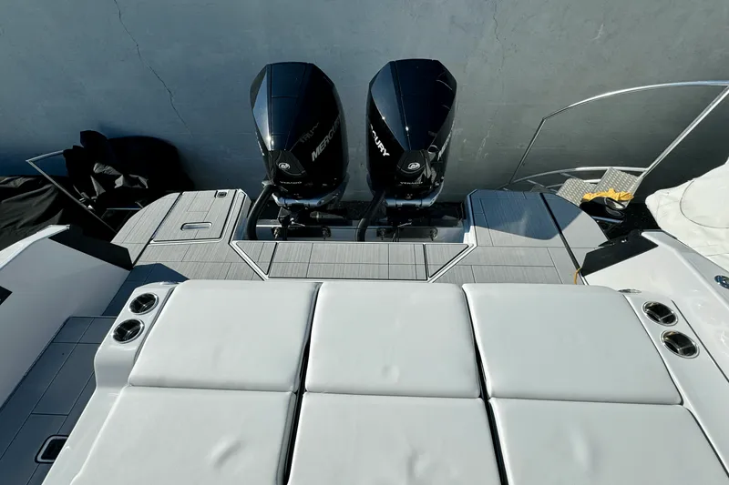 Slide: The Image of Aviara AV32 Outboard 2024 - 2