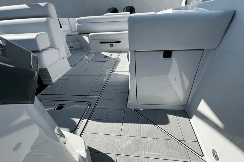 Slide: The Image of Aviara AV32 Outboard 2024 - 20