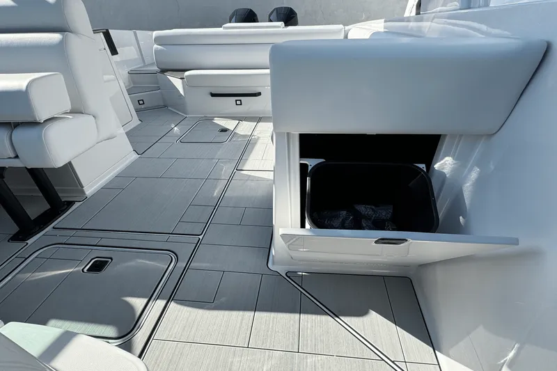 Slide: The Image of Aviara AV32 Outboard 2024 - 21