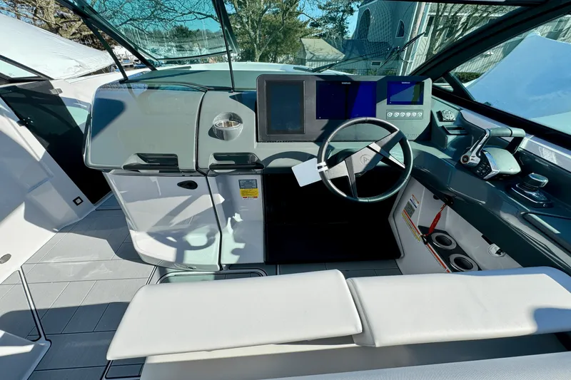 Slide: The Image of Aviara AV32 Outboard 2024 - 22